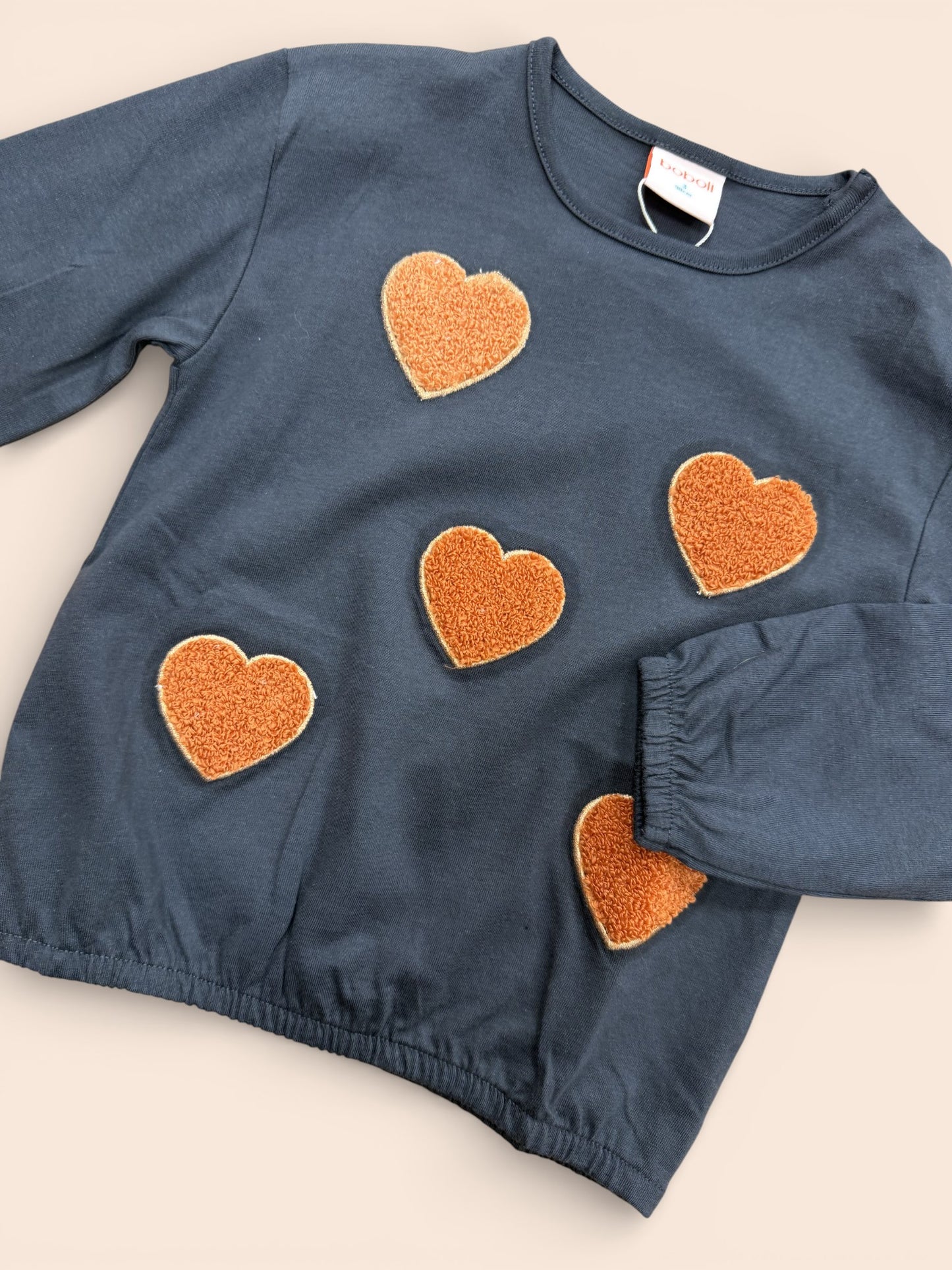Camiseta infantil gris oscuro con corazones bordados color teja