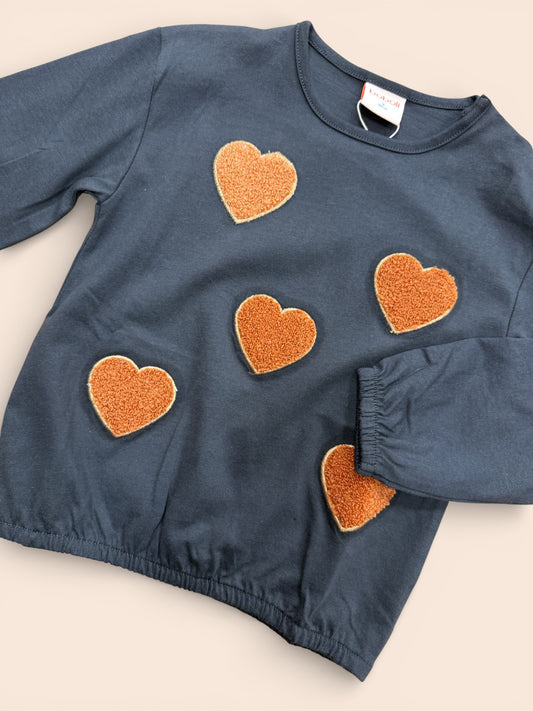 Camiseta infantil gris oscuro con corazones bordados color teja