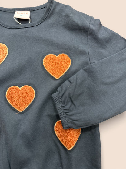 Camiseta infantil gris oscuro con corazones bordados color teja