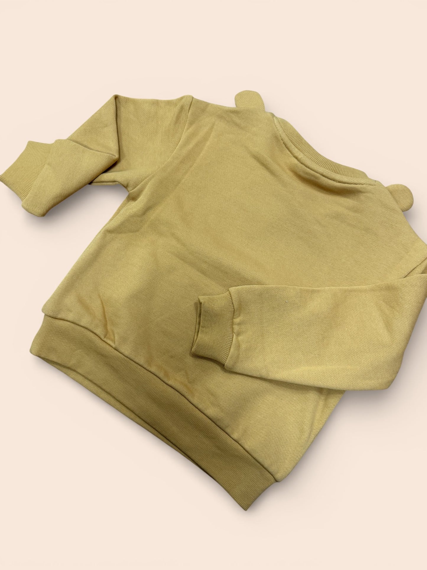 Sudadera infantil color mostaza con carita de oso y orejitas