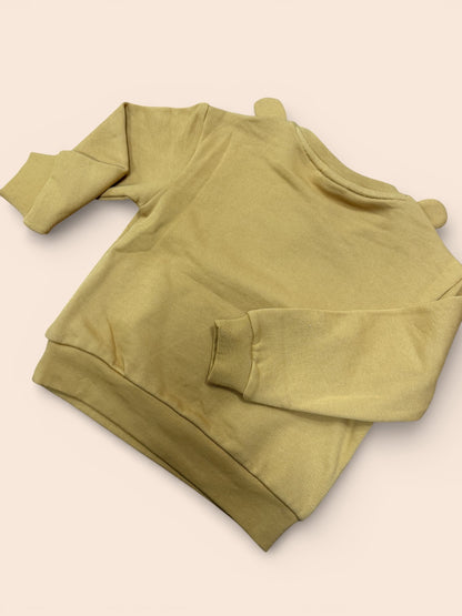 Sudadera infantil color mostaza con carita de oso y orejitas