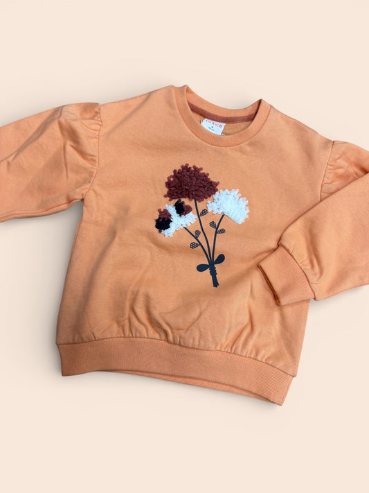 Sudadera infantil color teja con flores en relieve y manga abullonada