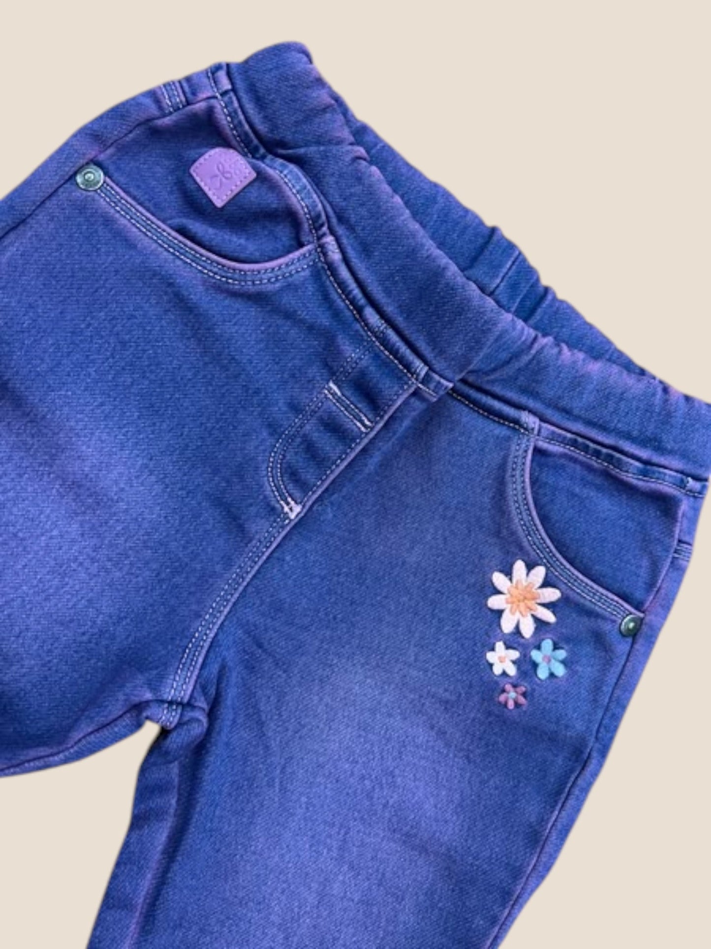 Vaquero denim violeta con flores y pierna ligeramente acampanada BOBOLI