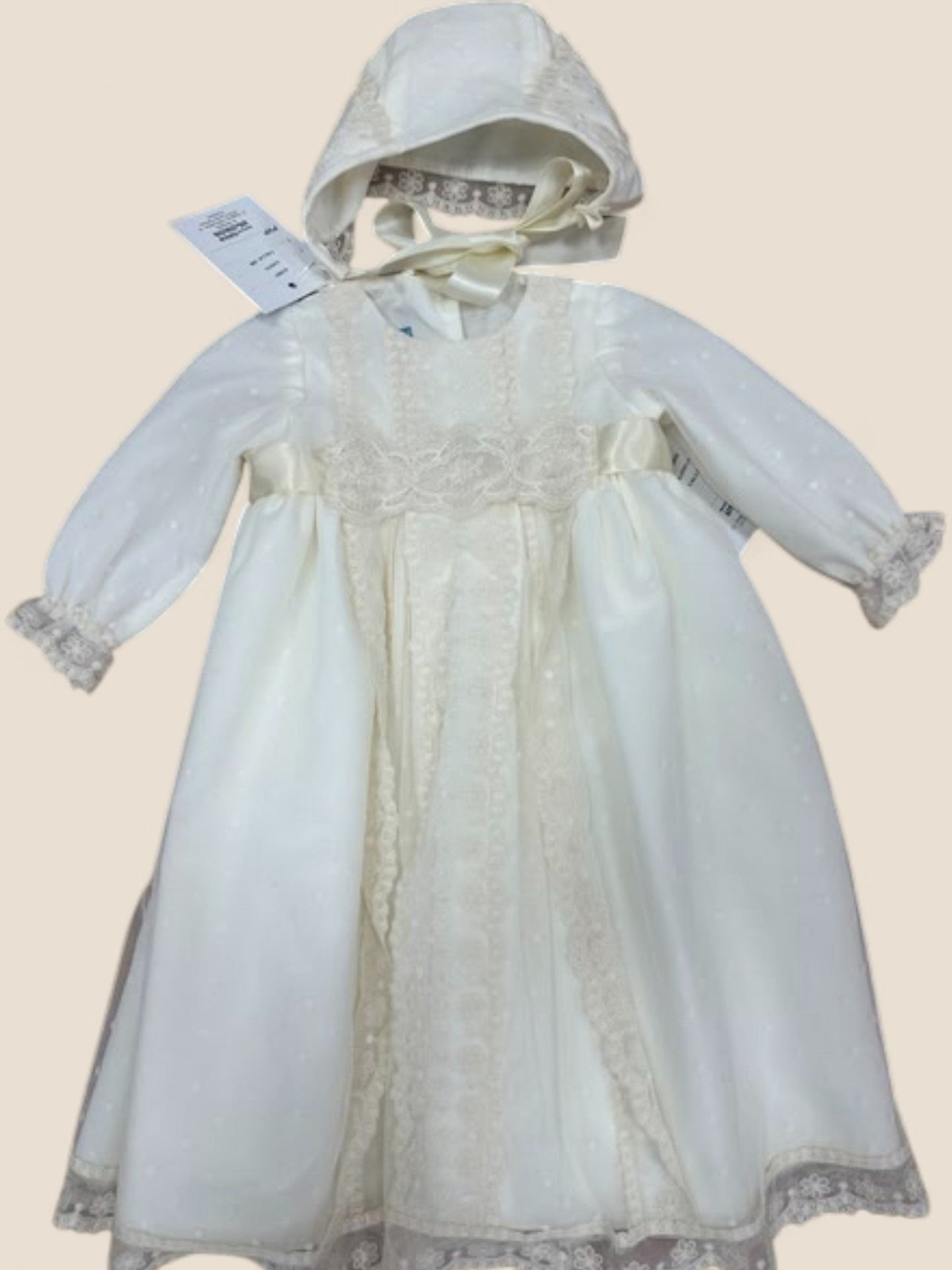 Vestido de bautizo largo en plumeti blanco con puntilla y capota a juego Eva Martinez