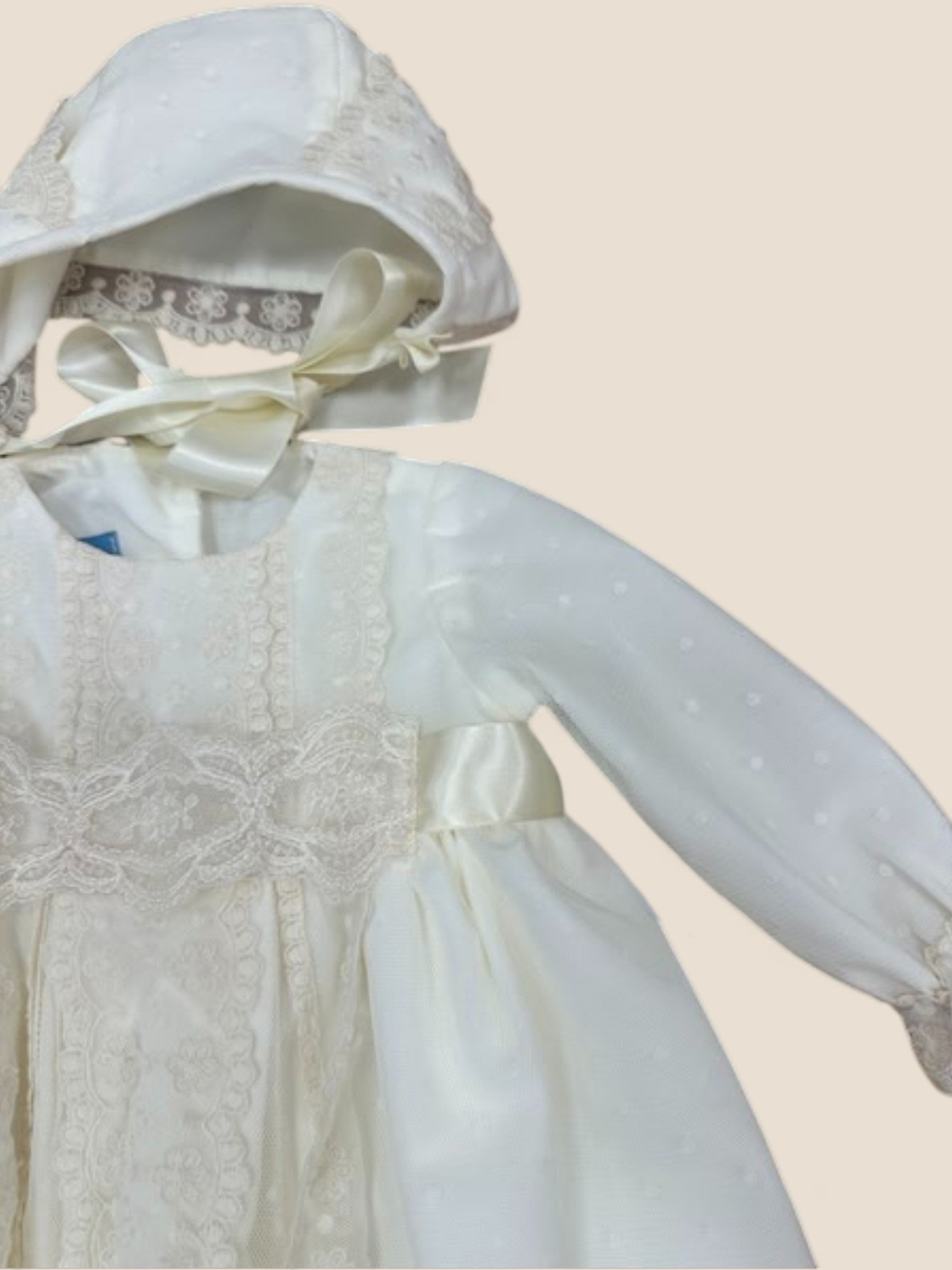 Vestido de bautizo largo en plumeti blanco con puntilla y capota a juego Eva Martinez