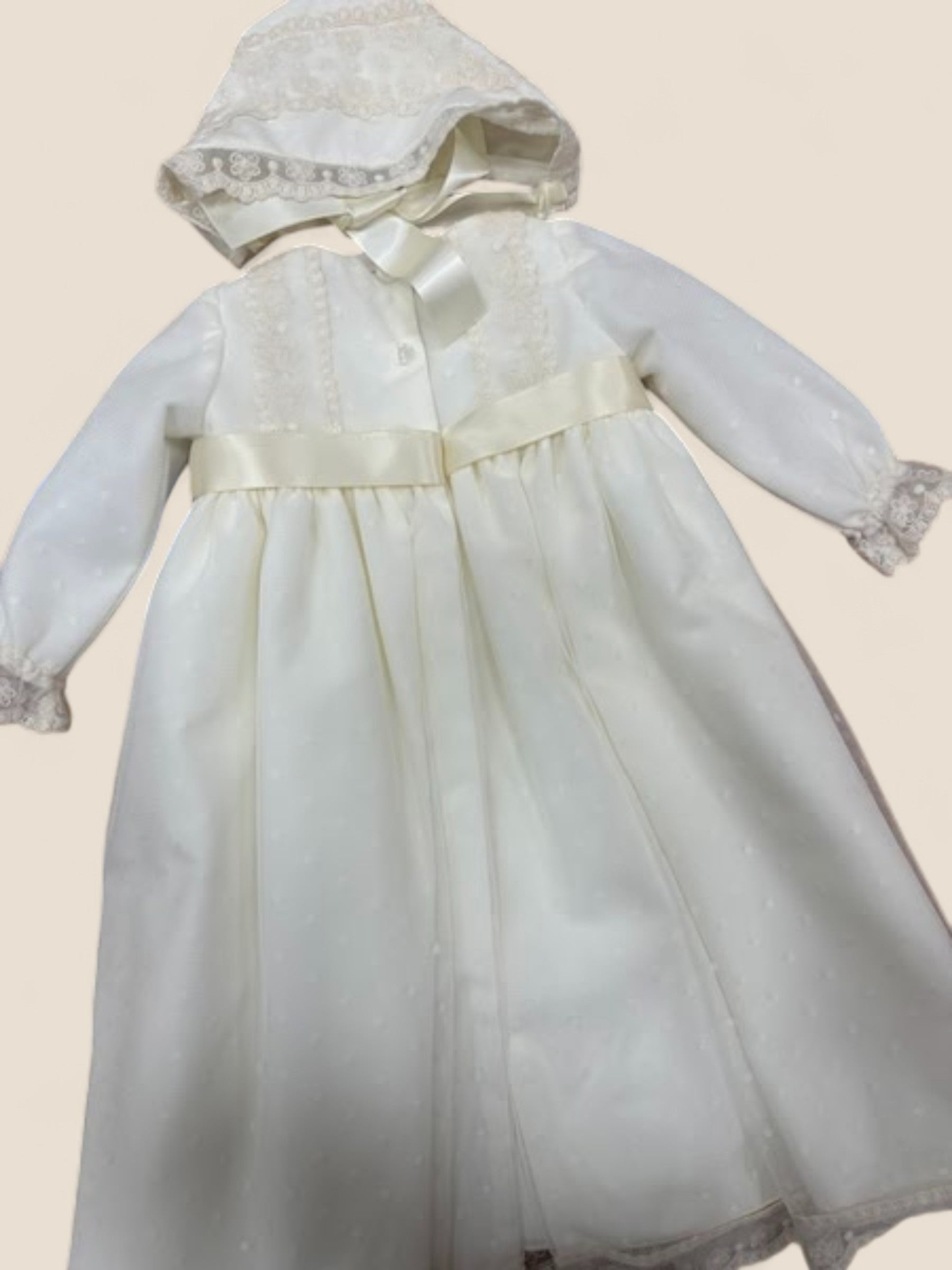 Vestido de bautizo largo en plumeti blanco con puntilla y capota a juego Eva Martinez