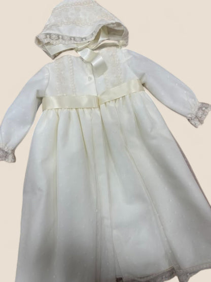 Vestido de bautizo largo en plumeti blanco con puntilla y capota a juego Eva Martinez