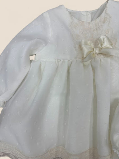 Vestido bebé en plumeti blanco con puntilla y lazo marfil Eva Martinez