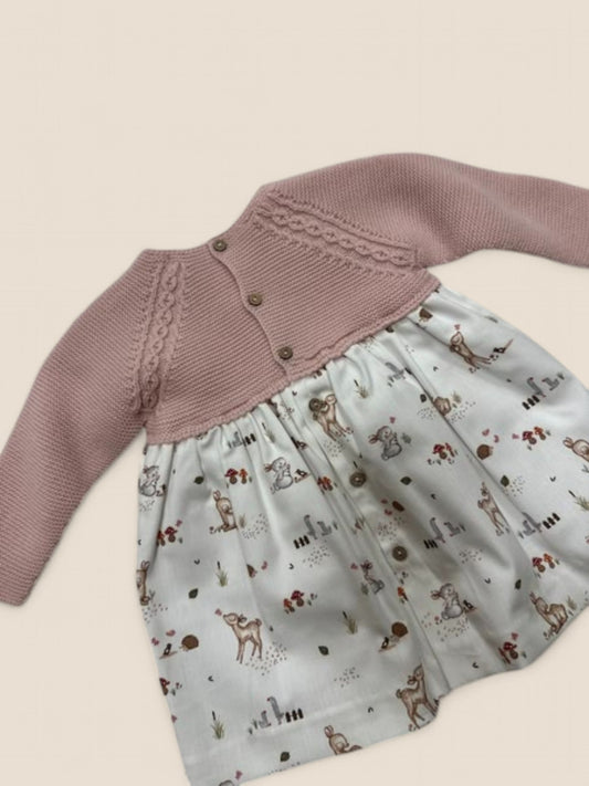 Vestido rosa con cuerpo de punto y falda animalitos del bosque.